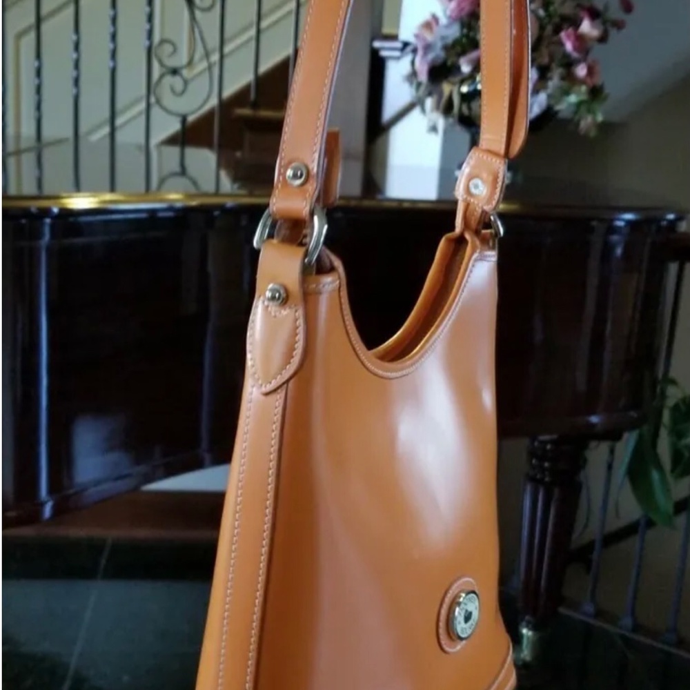 Dooney and Bourke Shoulder bag Orange. Good preowned conditions. - Picture 7 of 9